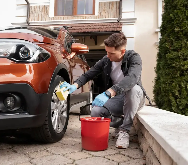 Lavage auto à domicile Le Donzeil : professionnel intervenant sur un véhicule